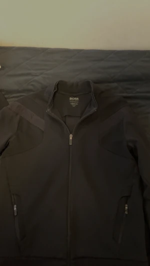 Hugo boss black full zip  - Gammal model, går ej att köpa, mycket bra skick   Priset kan förhandlas