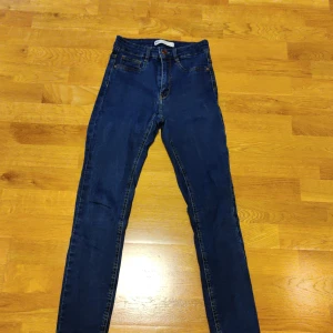 Mörkblåa skinny jeans - Köpt från Gina Tricot, Molly jeans I nyskick, använd fåtal gånger, inga defekter  Djurfritt Rökfritt hem  Hämtas i Åkarp eller skickas via post  Köparen betalar fraktkostnad samt varan i förväg