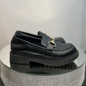 Snygga loafers med spänne 