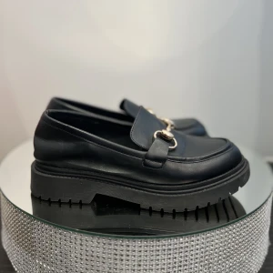 Loafers  - Snygga loafers med spänne 