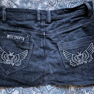 Jeans kjol - Står att det är storlek L men sitter mer som S/XS