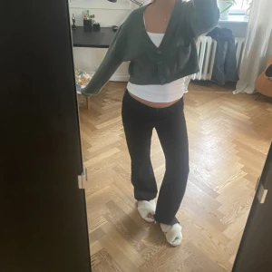 Såå söt kofta 💗💗 - Såå söt kofta💗💗🫶 sjukt najs att slänga över en t shirt eller ett linne med ett par najs byxor till💞 perfekt till hösten! Som ny🫶