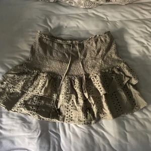 Kjol  - Så snygg kjol ifrån zara, köpt i London (osäker på om jag vill sälja!!) 