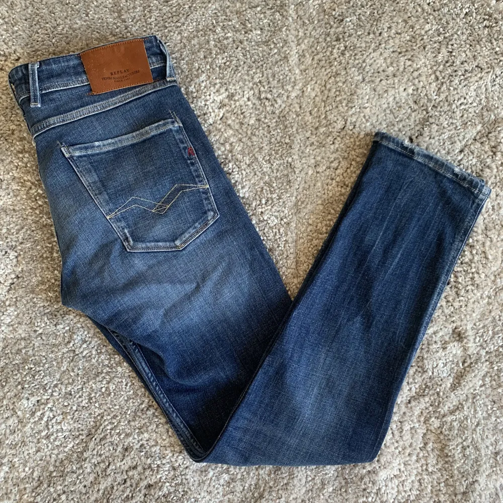 Replay jeans i  modellen ”Anbass”  Storlek 32 Jeansen är i mycket bra skick utan några defekter! Hör av dig vid minsta fundering eller fråga ;). Jeans & Byxor.