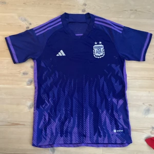 Fotbolls tröjor - Säljer mina gamla fotbolls t shirts för 250kr styck då de inte används längre. Alla i storlek S
