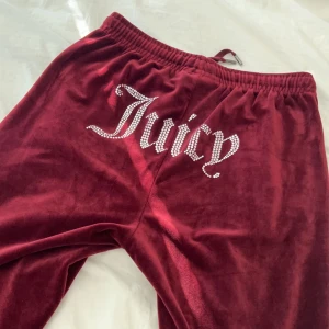 Juicy byxor  - Juicy byxor i nyskick, använt endast 1 gång då de är lite små. Storlek s, passar även M och Xs. Priset jag köpte de för är 1000