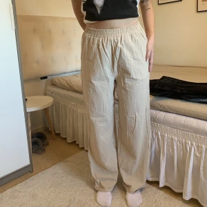 Tunna beiga byxor - Storlek 38/M jag är 168cm lång 