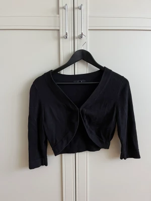 Snygg bolero med trekvartsärm 🤩 - Super snygg bolero med trekvartsärm! 🖤Köpt på Sellpy men i superbra skick. Säljer pga för liten. Det är en storlek M men den är liten i storleken så skulle säga att den mer passar S.