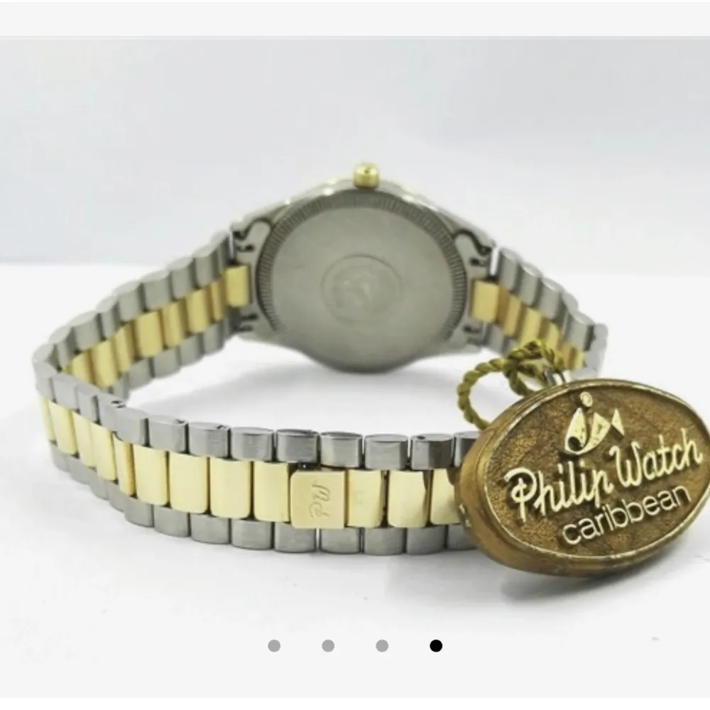 philip watch. Collection: Caribbean Quartz Vintage. Köpt på et designer marknad i Italien för 3000kr. Säljer för 2500kr. Original box och tillhörande länker följer med. 14 karat guld belagt.. Accessoarer.