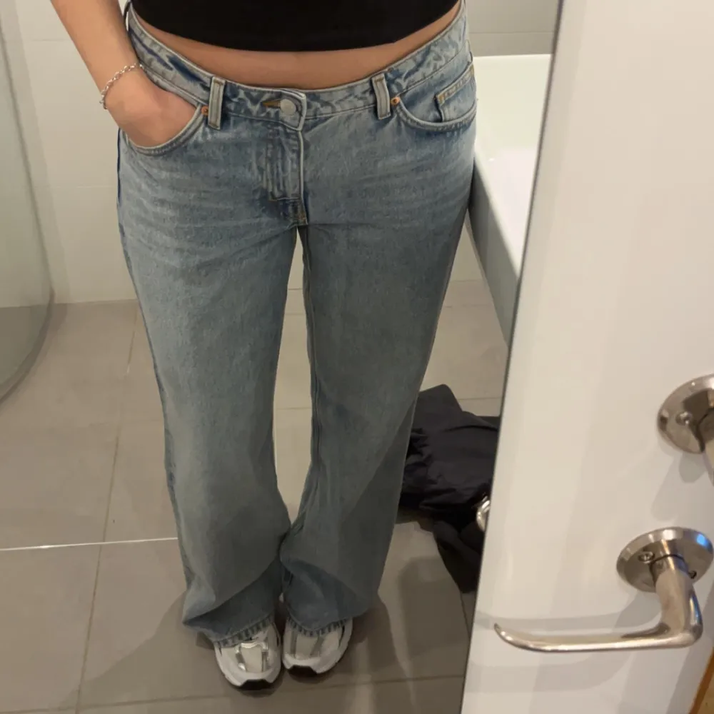 Helt oanvända jeans med lappen kvar från monki! Nypris 499 kr  Jag är 169 cm lång, skulle säga dom är som S/M. Jeans & Byxor.