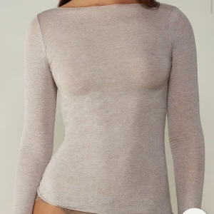 Intimissimi tröja - Använd en gång, säljer för jag har för mycket tröjor.  Inga hål osv, nypris 449kr