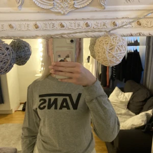 Vans sweatshirt  - Säljer min Vans sweatshirt som ej kommer till användning. Använd ett fåtal gånger. Inga hål eller skador!