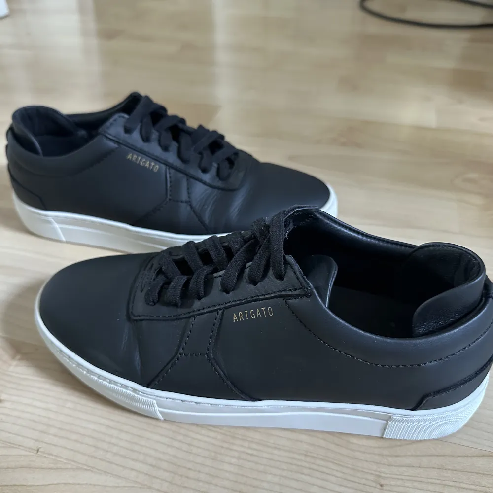 Säljer mina Axel Arigato Platform Sneaker då jag inte får användning för dom. Endast använda fåtal gånger då dom inte riktigt passa mig i smaken💕. Skor.