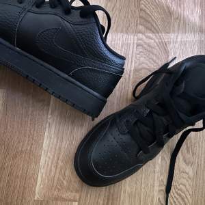 Jordans LOW svarta.  Köpta på Nikes hemsida, kvitto finns. Använda 2-3 gånger bara. Skorna har inga skador. Storlek 37,5