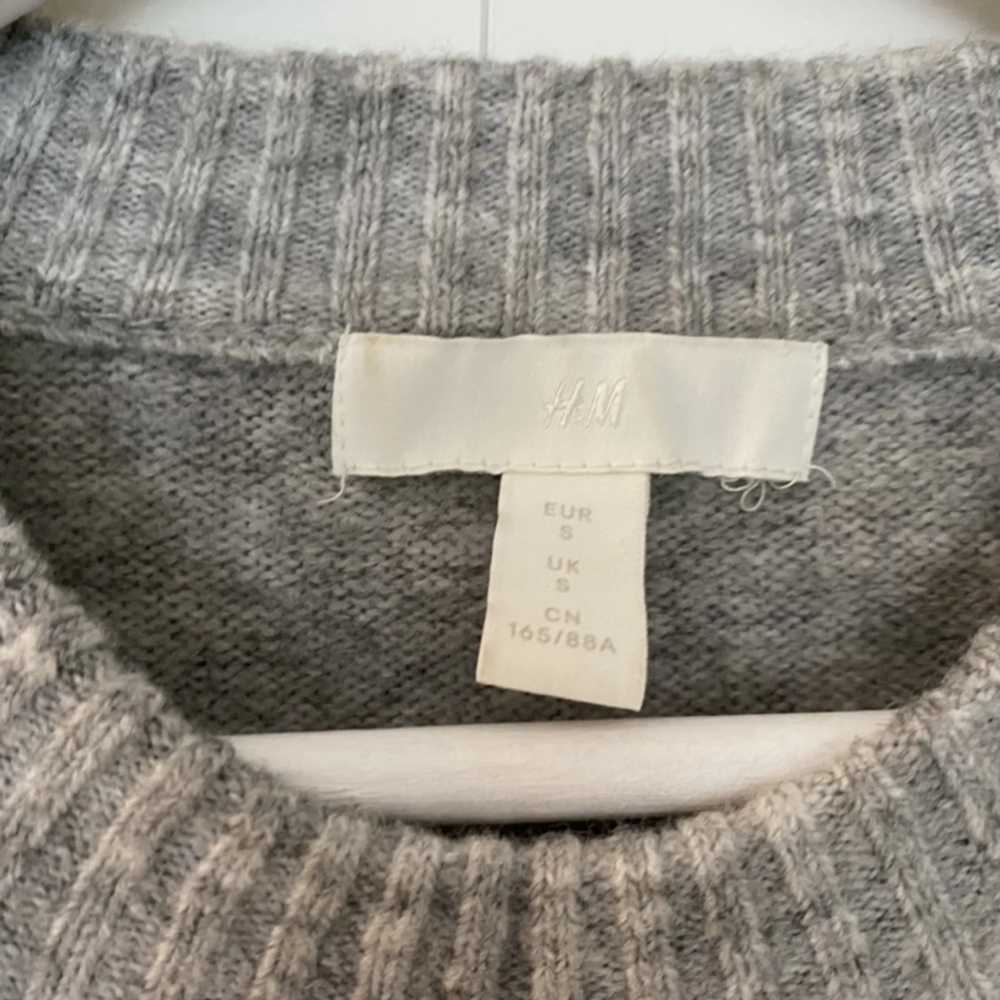 Stickad grå tröja  - 91