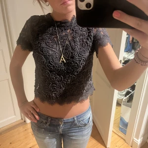 Spetstopp - Mörkgrå Spetstopp från zara. Så najs till fest el middag! Stängs med en dragkedja där bak. 