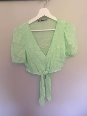 Grön blus - Superfin grön blus från zara, knappt använd. Kan skicka fler bilder om det önskas
