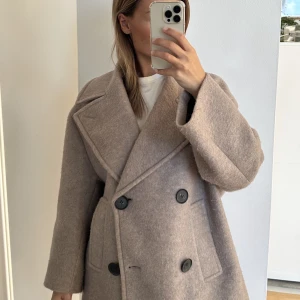 Kappa - Kortare Oversize Kappa från Zara. Brun ”ull” och svart inuti. Bra skick