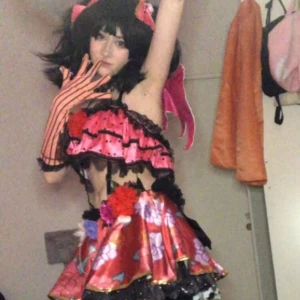Little devil nico - Säljer min little devil nico cosplay! Använd 4-5 gånger tror jag, det står att den är Xs men den är egentligen typ M. Peruken medföljs inte! 