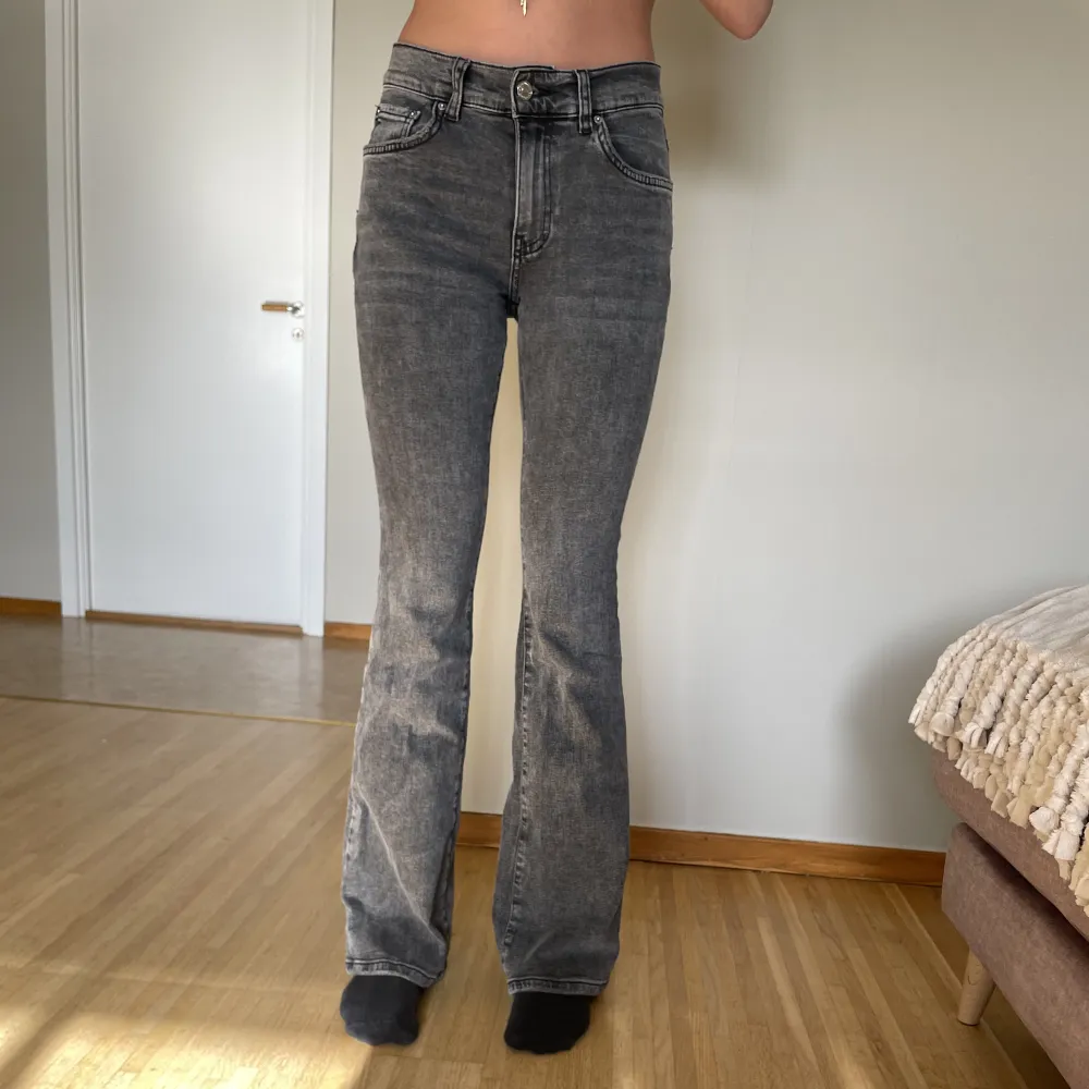 Ett var gråa mid waist jeans från Gina, sällan använda💕. Jeans & Byxor.