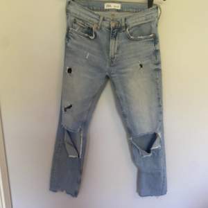 Supersnygga jeans med hål från zara. Kan skicka fler bilder om det önskas. Köparen står för frakt