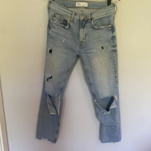 Jeans - Supersnygga jeans med hål från zara. Kan skicka fler bilder om det önskas. Köparen står för frakt