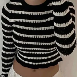 Stickad topp - Randig stickad topp från zara. Passar till allt och är väldigt bekväm. Jätte fin nu på sensommaren och till hösten! Använd några gånger💓