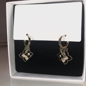 Örhängen - Guldiga örhängen med ”fyrklöver” i nyskick