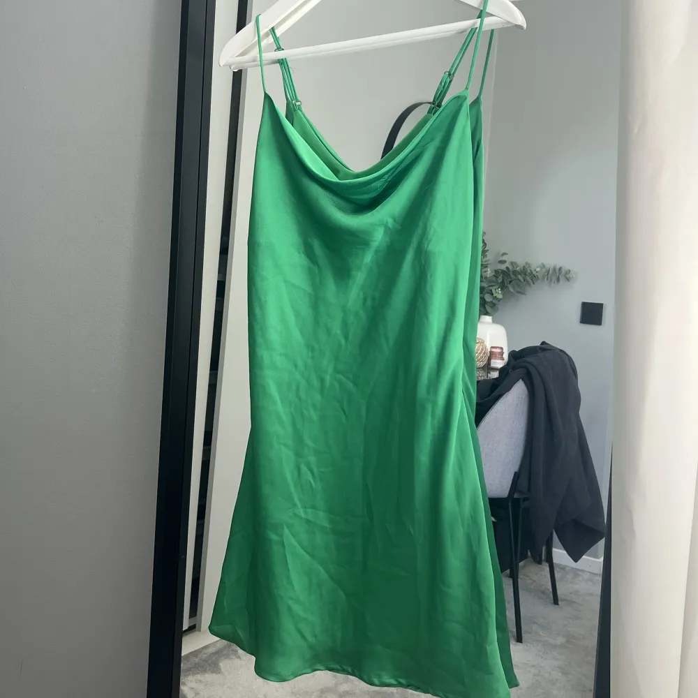 Grön klänning från Gina Tricot i storlek 34. Köparen står för frakten🧡. Klänningar.