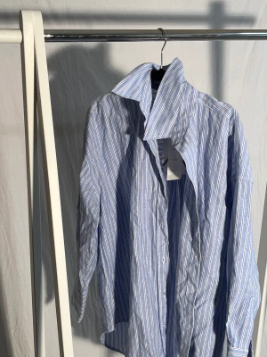 Skjorta från Zara - Säljer pga har många för lika varandra! Jätte snyggt till jeans!