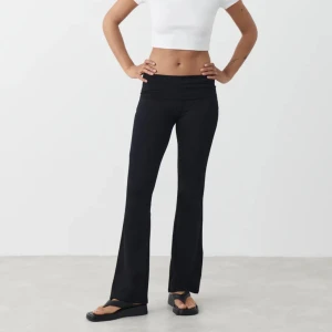 Yoga pants  - Yoga pants från Gina Tricot i storlek S. Endast använda en gång. Jättefina men känner att dom är lite för korta för mig. Jag är 170 cm.