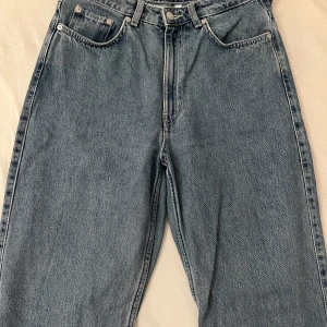 Jeans⭐️ - Supersnygga jeans i en populär modell (Rowe), använda flitigt men i bra skick✨