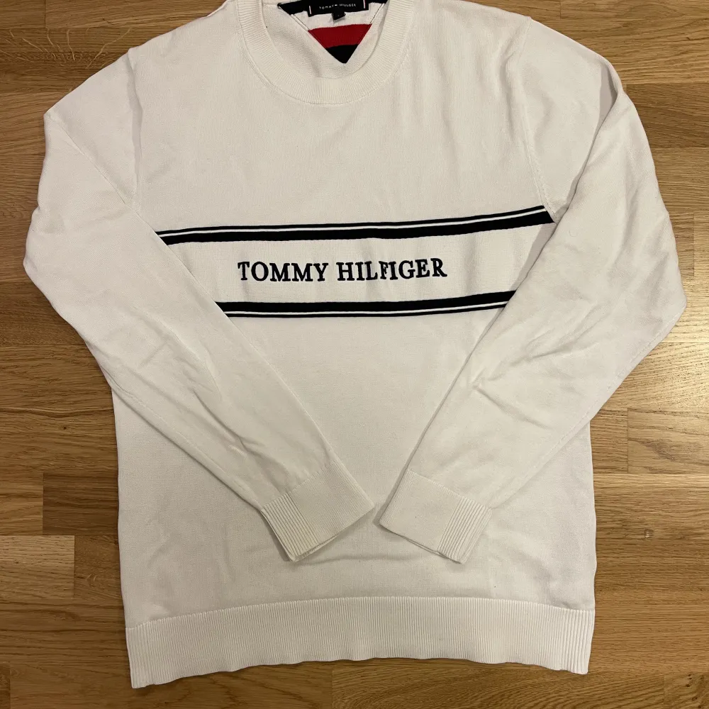 Tunnare stickad Tommy Hilfiger tröja i storlek Large. Säljes pga att den är för liten för mig.  200kr. Stickat.