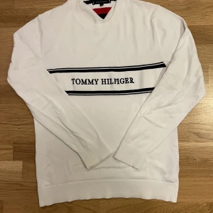 Tommy Hilfiger tröja - Tunnare stickad Tommy Hilfiger tröja i storlek Large. Säljes pga att den är för liten för mig.  200kr