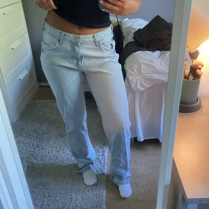 Bikbok low waist jeans - Superfina jeans från bikbok som knappt är använda pågrund av att jag köpte fel storlek. Priset kan lösas vid snabb affär så tveka inte att höra av dig vid eventuella frågor ⭐️