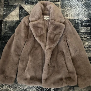 Kappa från NA-KD - Superfin kappa från NA-KD. Använd endast ett fåtal gånger. Kappan är i mycket bra skick.