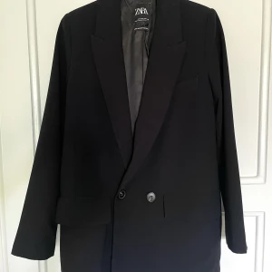 Kavaj - Använd ett fåtal gånger! Strl S. Från djur- och rökfritt hem. Nypris 899kr.