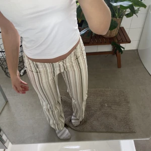 Lågmidjade byxor  - Supersöta lågmidjade byxor, randiga. Verkligen supersnygga och sköna! strl 38, men passar även 36 och 34. 💓nyskick 