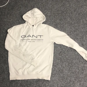Gant hoodie - En vit snygg gant hoodie i storlek M, tröjan har en fläck på bröstet men annars helt felfri🤍