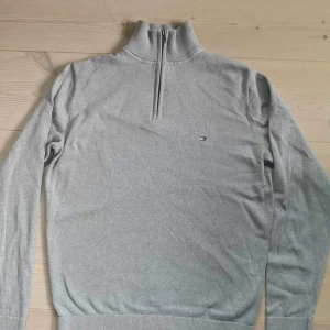 Tommy Hilfiger halvzip - Fint skick, sparsamt använd!