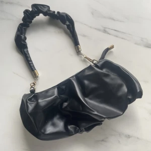 Svart väska - Svart mindre väska. Bra skick! 🤍