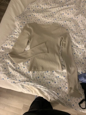 Adsgn topp - Adsgn topp i nyskick. Jätte populär tröja i en beige färg som inte säljs längre. Liten i storleken så passar mer en xxs/xs 🫶🏼