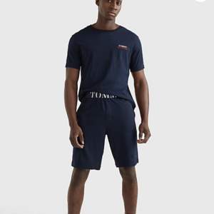 Säljer det pyjamas settet från Tommy hilfiger som är helt ny, den har fortfarande lappen på samt lådan. Köptes från Tommy Hilfiger på hemsidan för 399kr då det var 50% på den. Men tyvärr klickade jag hem fel storlek 