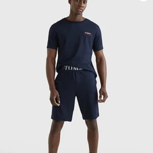 Tommy hilfiger helt ny pyjamas  - Säljer det pyjamas settet från Tommy hilfiger som är helt ny, den har fortfarande lappen på samt lådan. Köptes från Tommy Hilfiger på hemsidan för 399kr då det var 50% på den. Men tyvärr klickade jag hem fel storlek 