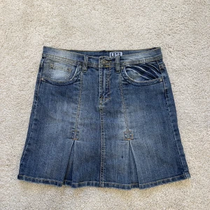 Jeans kjol - Så snygg vintage jeanskjol i jättefint skick🤍🤍 Storlek S och längd ca 40cm, midjemått ca 40cm. Säljer fler jeanskjolar på min profil! 