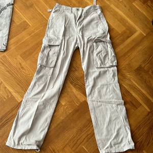 Cargopants Bershka  - Cargopants från Bershka aldrig använda. Vid intresse kan fler bilder privat skickas.  Original pris : 379 kr