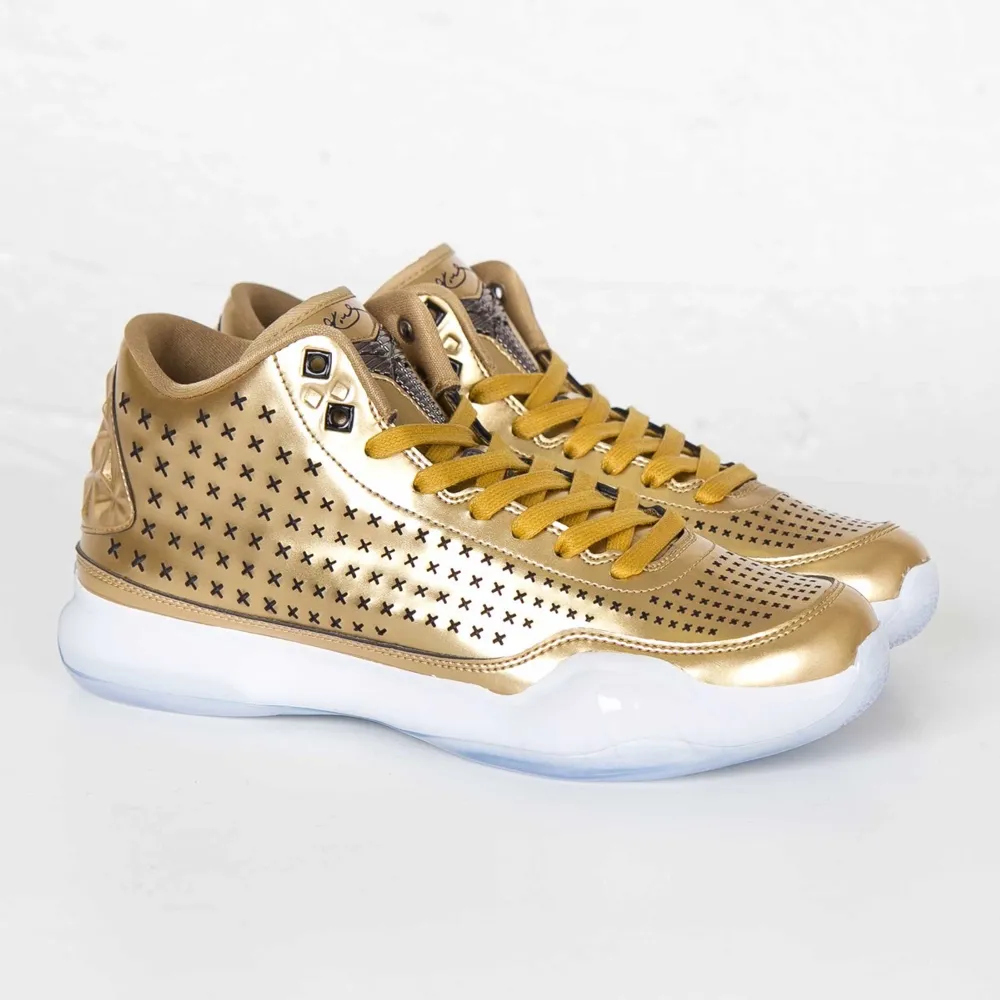 Sneakers från Nike, modell Nike Kobe 10 Liquid Gold. Använd, men utan anmärkning. Ovanliga guldsneakers från Nike i samarbete med Kobe Bryant. Bra skick, nästan aldrig använda. En liten gul missfärgning på sulan på ena skon, se bild.  Storlek: US 9 / EU 4. Skor.