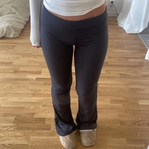 Yogapants - Mörkgråa Yogapants från Gina Tricot, aldrig använda med prislappar kvar då dom var för långa på mig.
