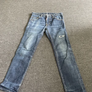 Dsquared2 jeans - Storlek 14y, passar ifall man är mellan 160-170cm. Skick 9/10 köpte de för väldigt längesen men knappt använda