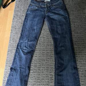Jättefina Levis jeans i modellen 570 straight fit lågmidjade som skulle passa någon som är runt 150-157💕💕storleken vet jag tyvörr inte eftersom jag köpte de i London secondhand (ingen lapp heller) skriv för mer frågor💕